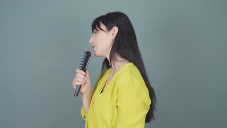 그 여자는 노래하고 있습니다.