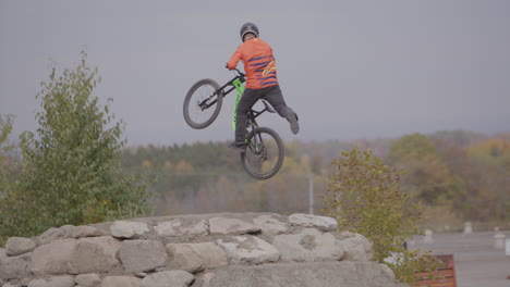 Extremsportarten-Mountainbiken---Dirt-Jumping-Tricks-In-Zeitlupe