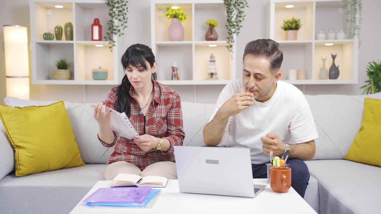 재정적 손실을 입은 이 부부는 슬퍼합니다.