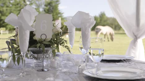 mesa de banquete para una boda en una granja