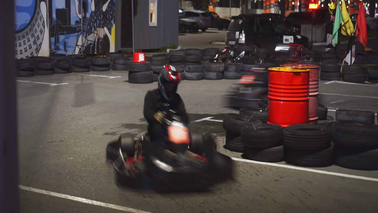 야외 트랙에서 야간 고카팅