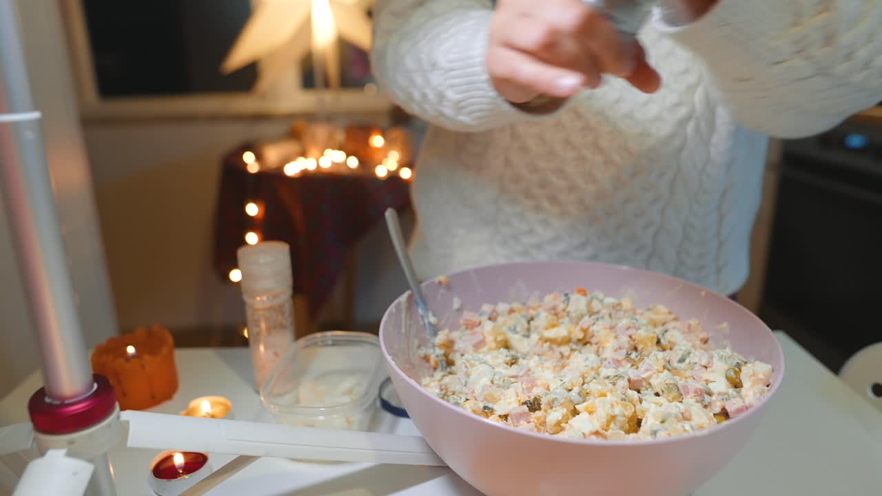 preparación de la ensalada de olivier