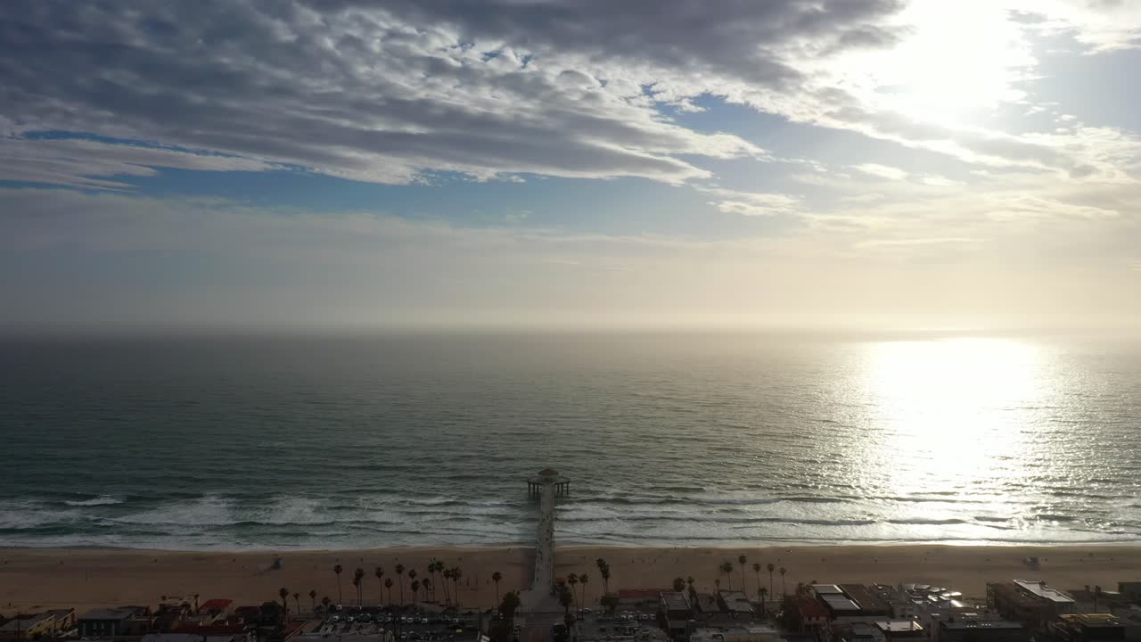 미국 캘리포니아 맨해튼 해변 도시에서 일몰 시 바다의 반짝이는 물