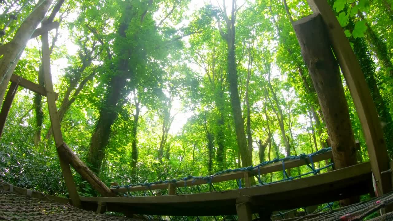 장애물 코스 4k에서 적합한 남자 훈련