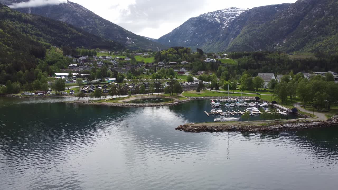 정박지, 해변, 강, 캠핑, 산이 있는 킨사르비크 타운 센터의 아름다운 해변 공중 - hardanger norway