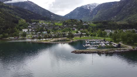 wunderschöne meeresaufnahme des stadtzentrums von kinsarvik mit jachthafen, strand, fluss, campingplatz und bergen – hardanger norwegen