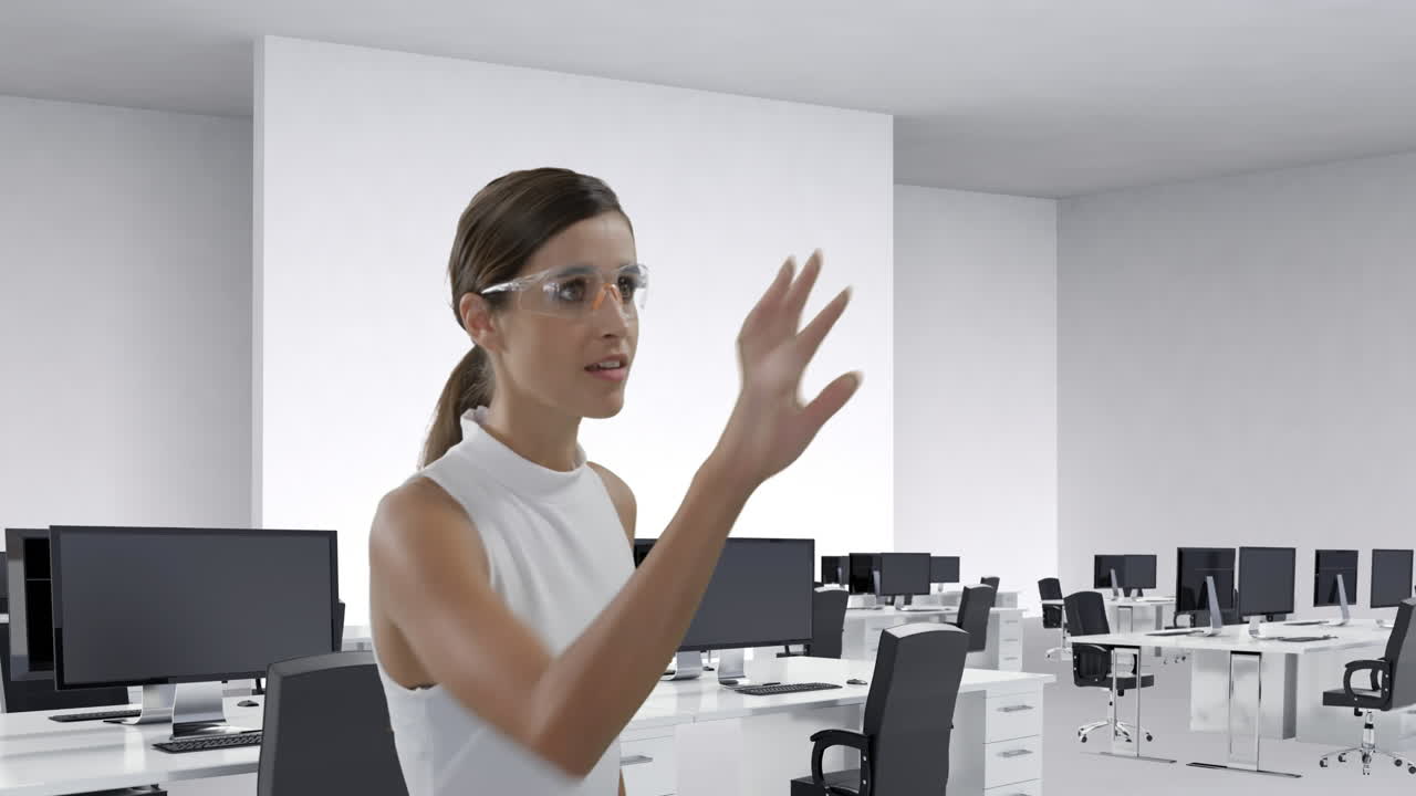 mujer de negocios con gafas científicas deslizando una pantalla digital 4k