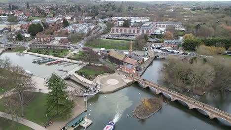 Río-Avon-Viaje-En-Barco-Stratford-Upon-Avon-Inglaterra-Drone-Aéreo-Pueblo-Revelar