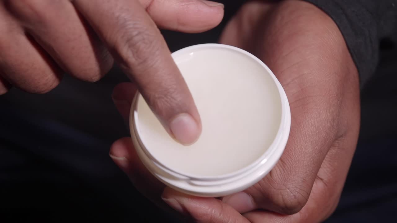 aplicación de crema hidratante o crema