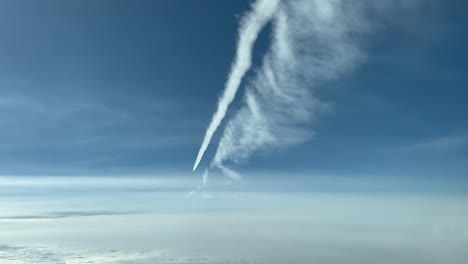 vista aérea de la estela de un avión que vuela hacia adelante vista por los pilotos de un avión a reacción