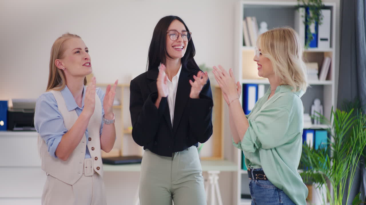 세 명의 성공한 여성들이 재정적 결과를 칭찬합니다.