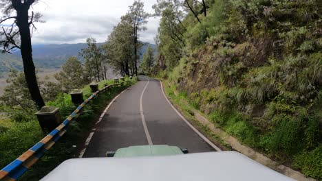 el punto de vista de uno es ver el hermoso camino sinuoso en el área de bromo desde la parte superior de un automóvil en movimiento