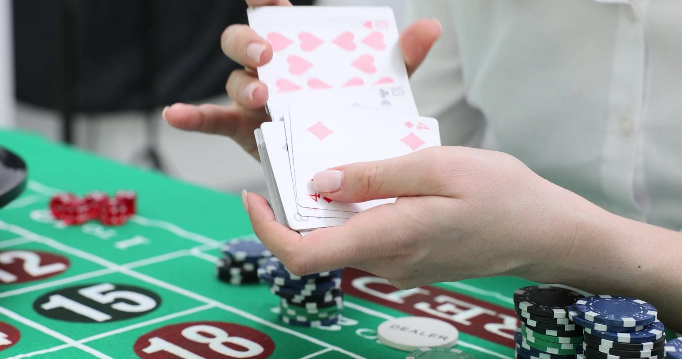 Croupier professionista del casinò mescola abilmente le carte da gioco