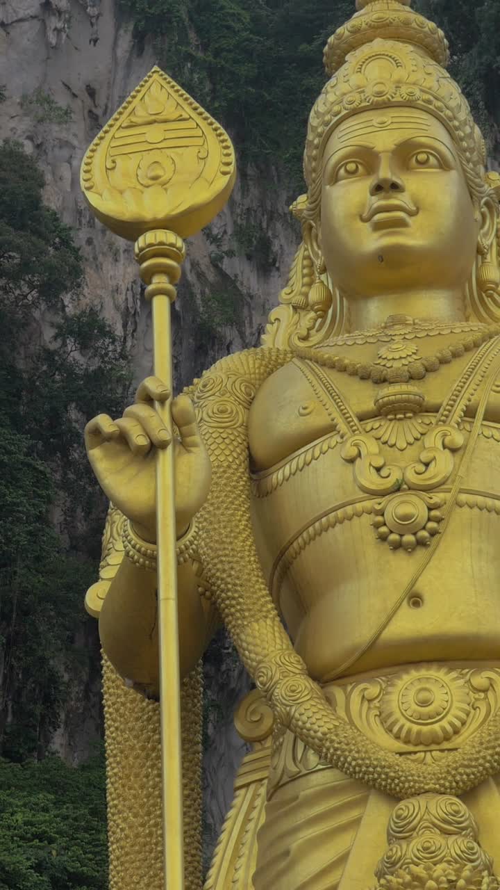Estátua Dourada do Senhor Murugan nas Cavernas Batu na Malásia
