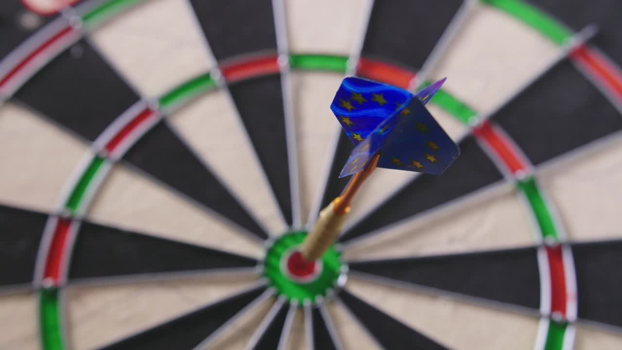 보드에 bullseye를 타격하는 dart의 잠금