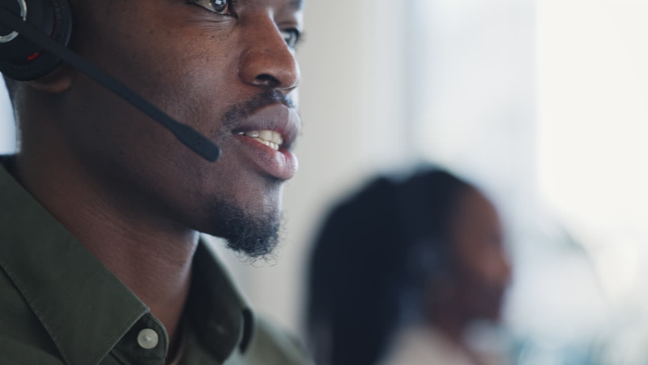 Uomo di colore, bocca e consulenza in call center