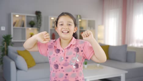 una niña feliz bailando.