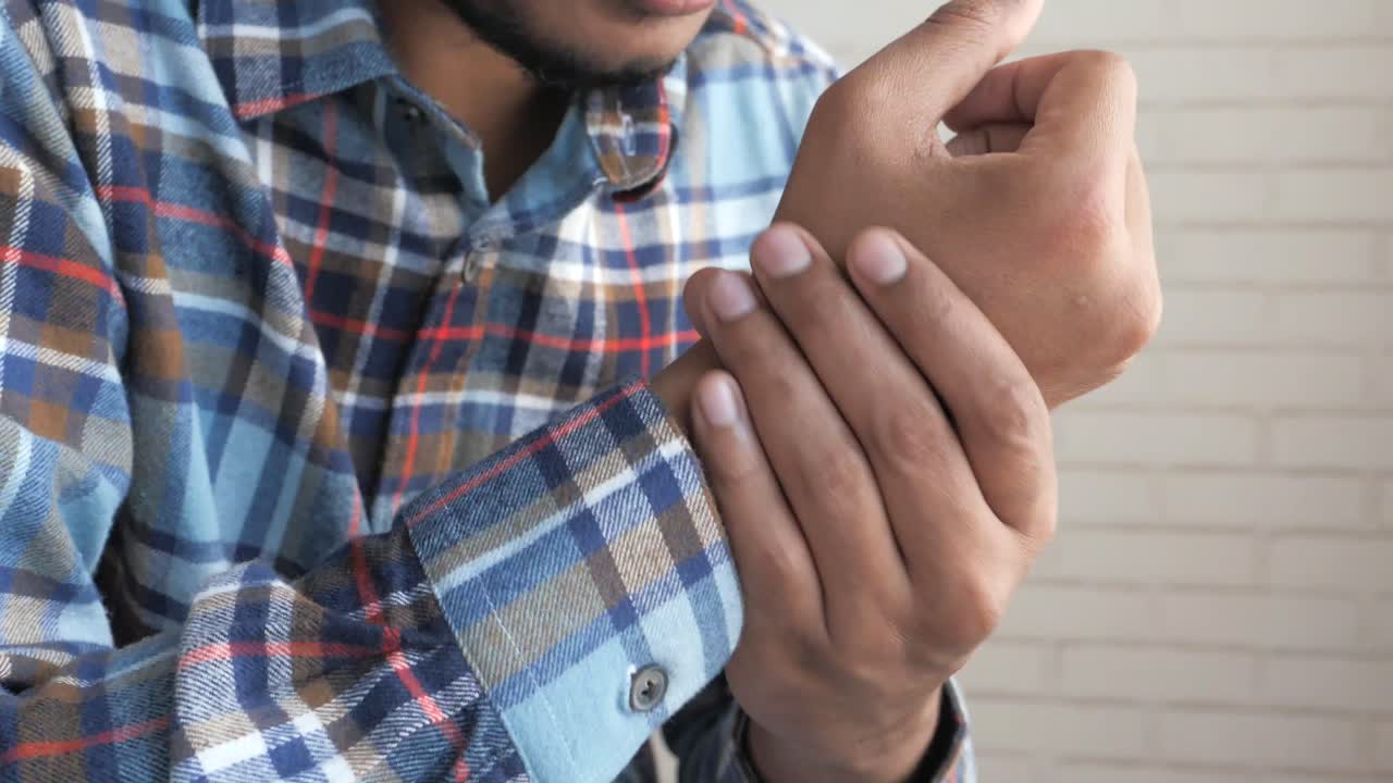 hombre con dolor en la muñeca