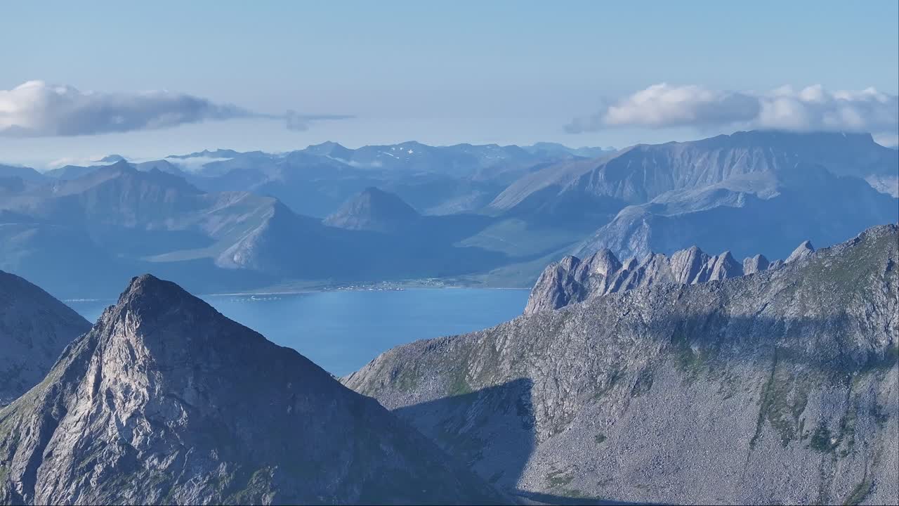 vista aérea de la cordillera rocosa cerca de lonketinden en la isla de senja, noruega