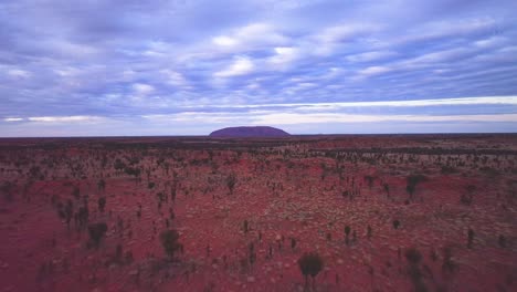 Flug-über-Die-Sonnenverwöhnte-Rote-Wüstenlandschaft-In-Richtung-Ayers-Rock