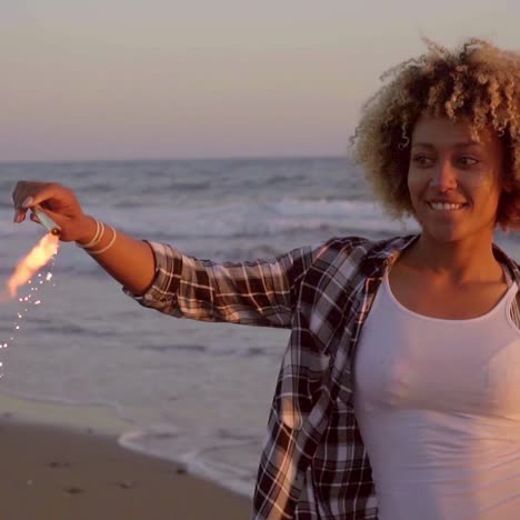 mujer joven con fuente de velas en la playa