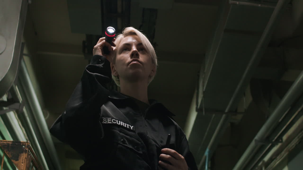 guardia de seguridad femenina con linterna