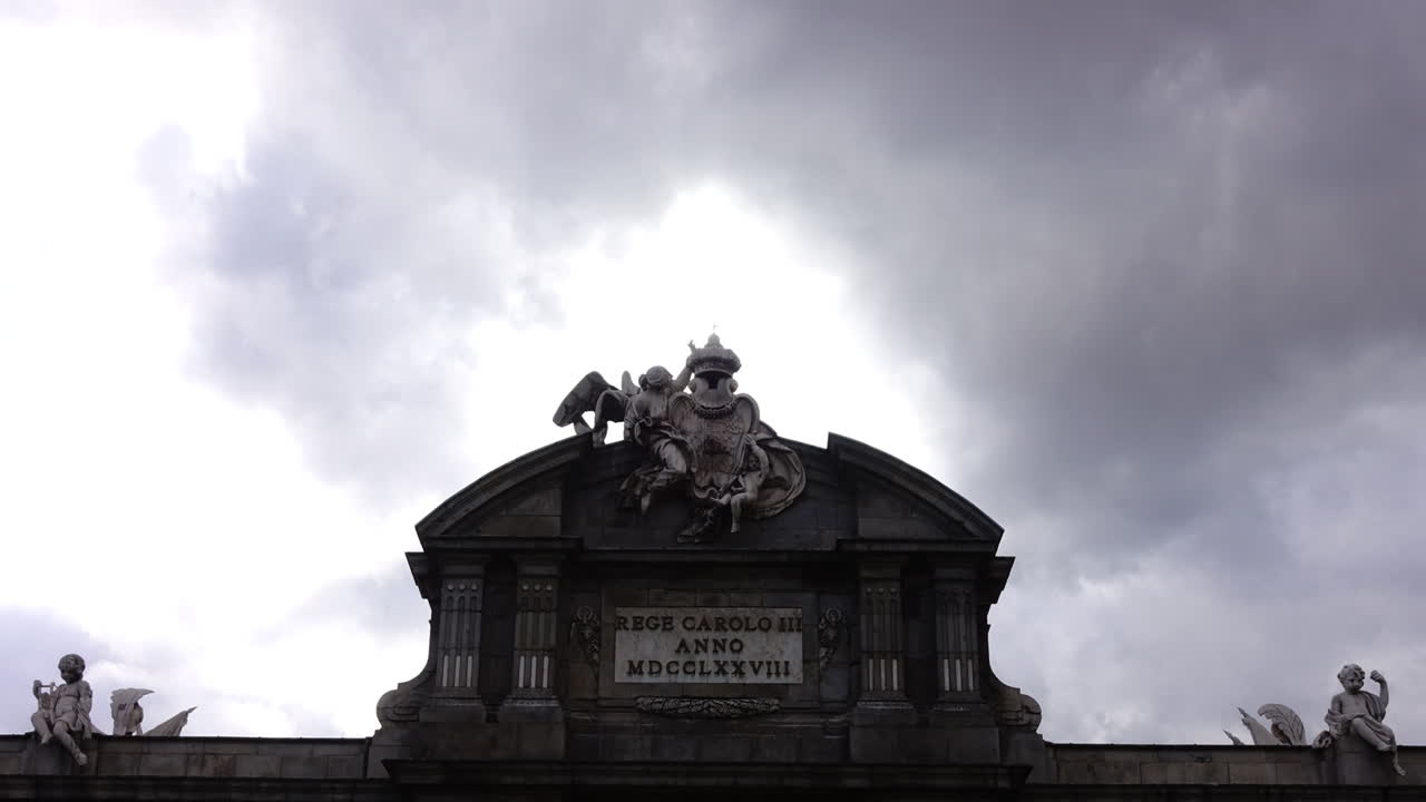 Madrid, Spagna. La Puerta de Alcalá. Time lapse. La Porta di Alcalá è un monumento neoclassico in Plaza de la Independencia a Madrid.