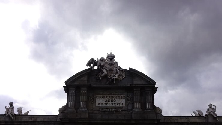 Madrid, Spagna. La Puerta de Alcalá. Time lapse. La Porta di Alcalá è un monumento neoclassico in Plaza de la Independencia a Madrid.