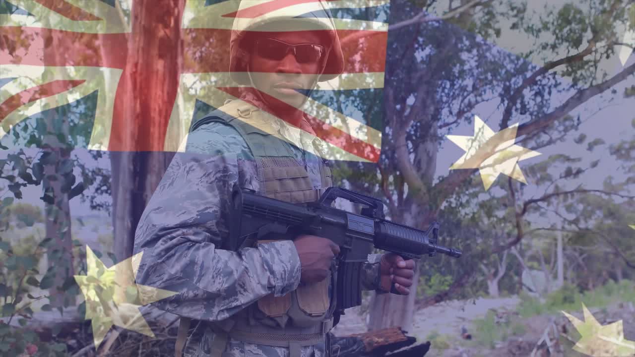 Militare che scruta i boschi e si gira verso la telecamera tenendo un fucile, con la bandiera australiana in sovrimpressione che persiste.