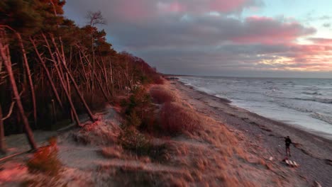 Waldrand-Eines-Dichten-Waldes,-Der-Von-Der-Untergehenden-Sonne-An-Einem-Einsamen-Strand-In-Giruliai-In-Litauen-An-Der-Ostsee-In-Der-Nähe-Von-Klaipeda-Rot-Gefärbt-Wird