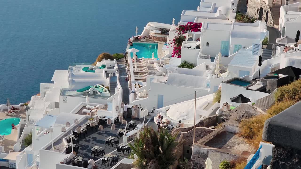 cascadas de casas blancas en la isla de santorini