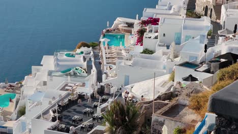 Kaskadenförmige-Weiße-Häuser-Auf-Der-Insel-Santorini