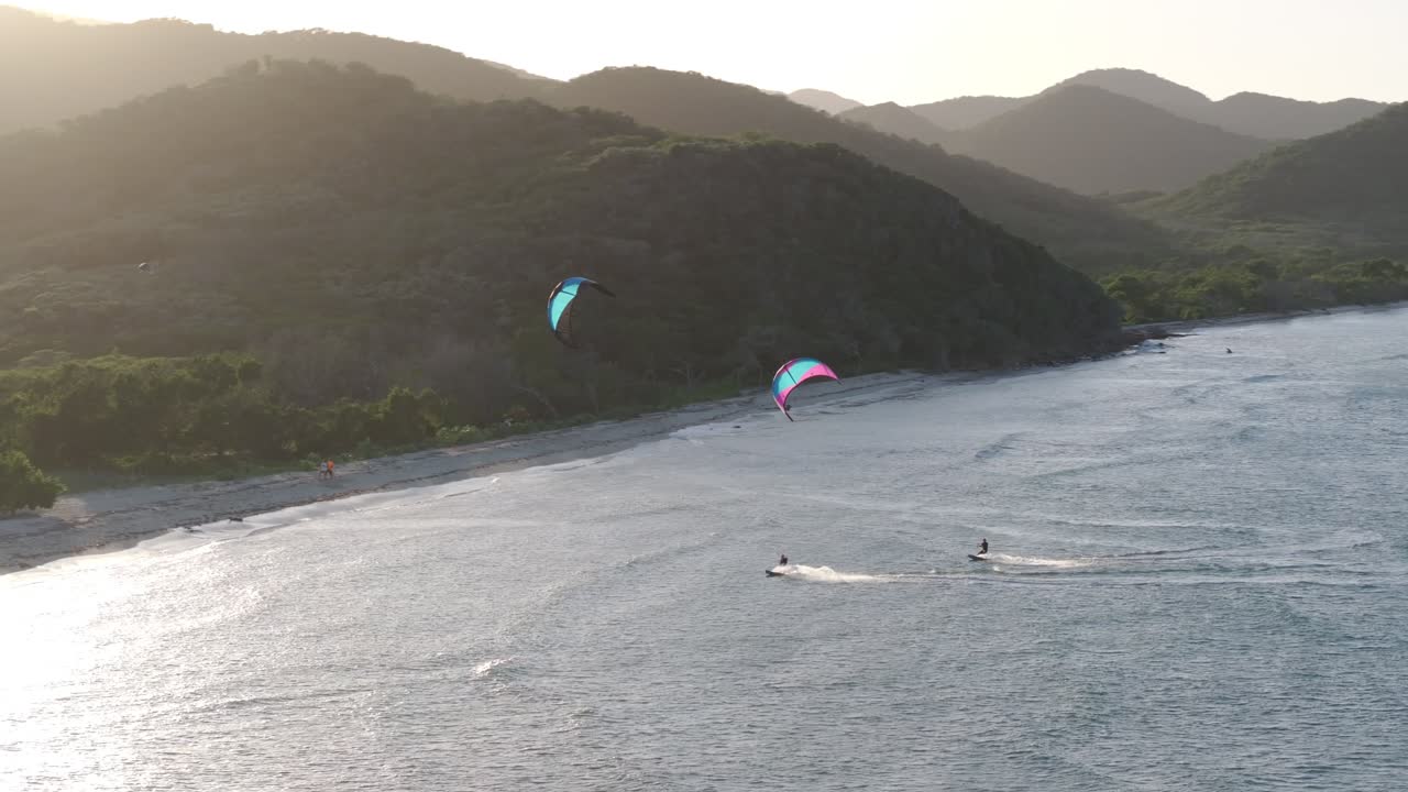 kiteboarding en la playa del atardecer