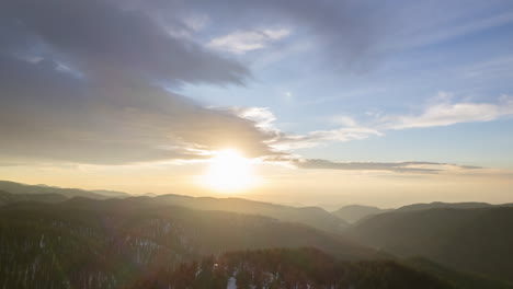 hiper lapso de un atardecer épico de montaña lapso de tiempo de un avión no tripulado sobre un pico nevado