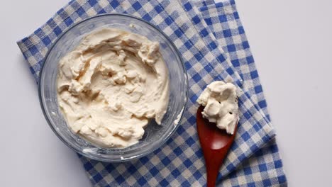 crema batida o yogur en un cuenco de vidrio