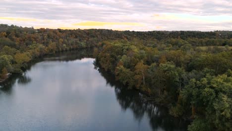 Phoenixville-Schuylkill-River-4k-Drone-En-Hora-Dorada-Durante-El-Otoño-Otoño-Volando-Sobre-El-Río