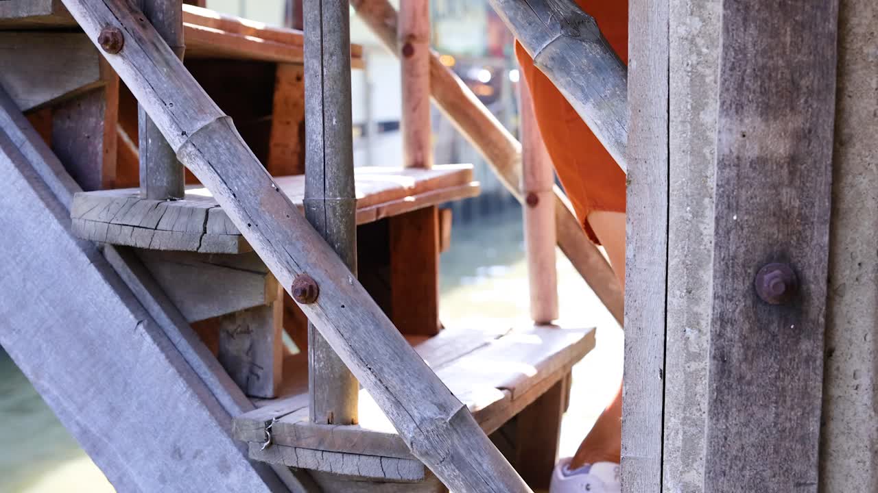 personas subiendo escaleras en el mercado flotante