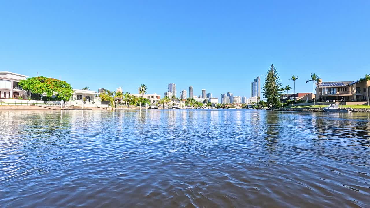 골드 코스트 운하를 가로질러 경치 좋은 보트 타기
