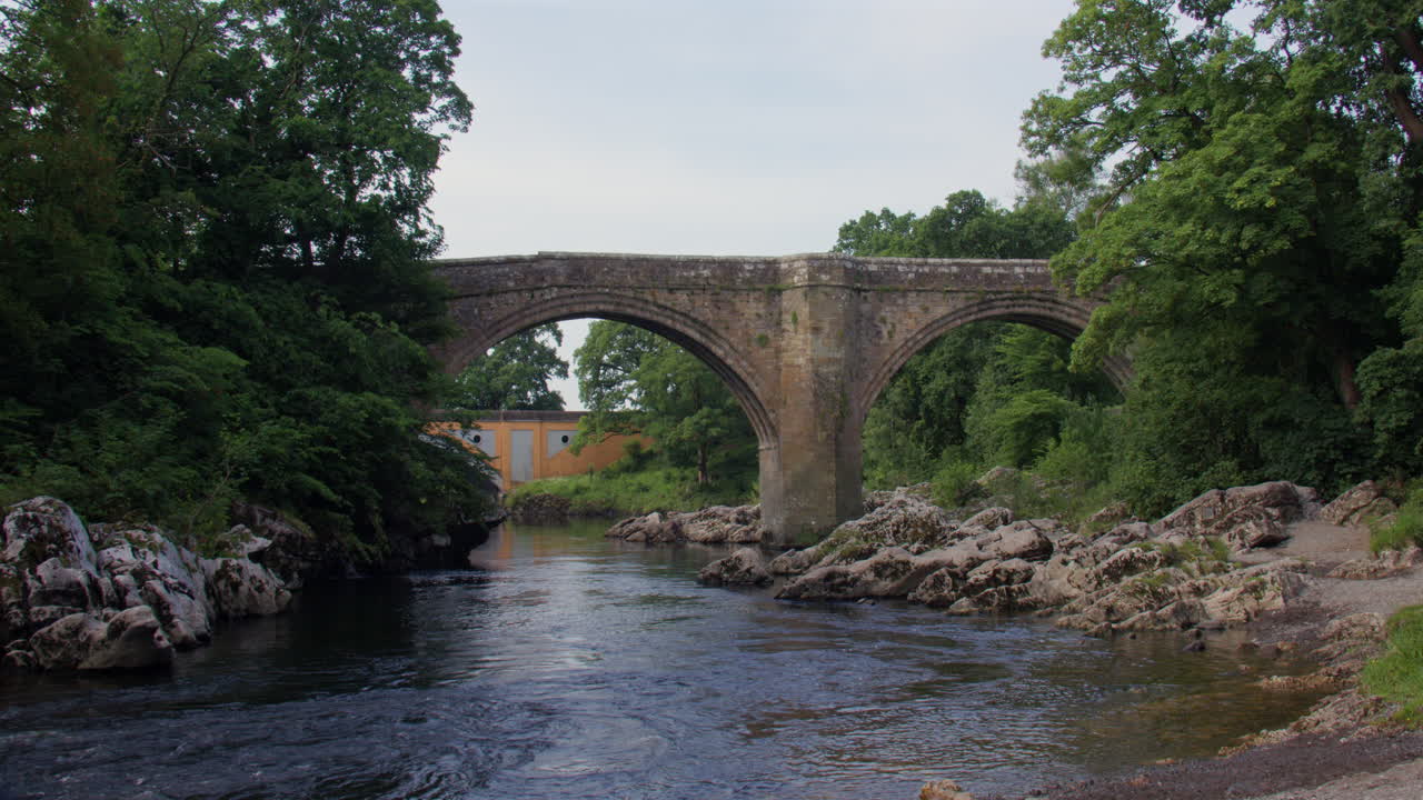 Inquadratura grandangolare extra del Ponte del Diavolo dal fiume Lune con il ponte Stanley sullo sfondo a Kirkby Lonsdale, North Yorkshire.