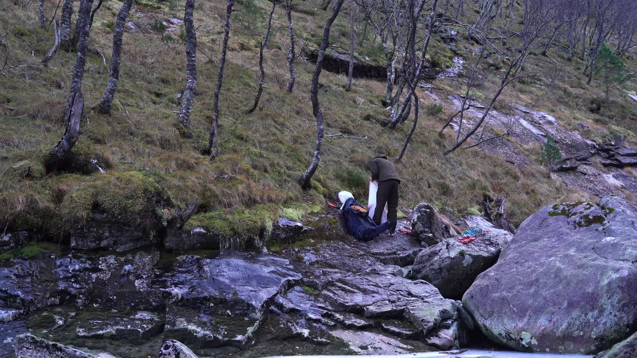 오후 에 성공적 인 사냥 후 배 에 고기 를 포장 하는 사람