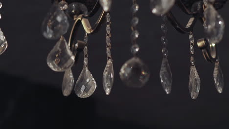 Cristal-En-Forma-De-Gota-Adornado-En-Una-Lámpara-De-Araña-Antigua-En-La-Habitación