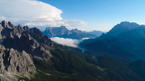 Parque-Natural-Nacional-Tre-Cime-En-Los-Alpes-Dolomitas.-Hermosa-Naturaleza-De-Italia.