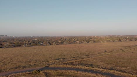 Vista-Aérea-De-Una-Antigua-Pista-De-Carreras-Abandonada-Donde-Solía-Correr-La-Fórmula-3