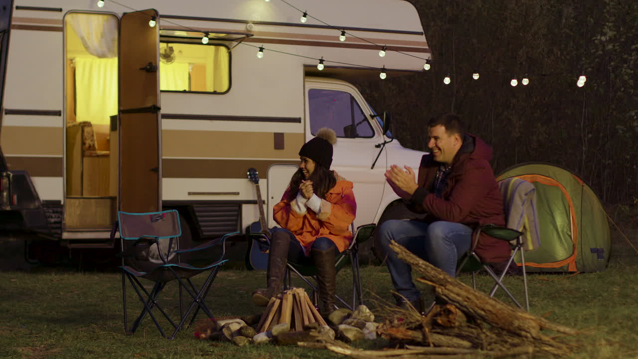 hombre haciendo feliz a su amigo encendiendo las bombillas