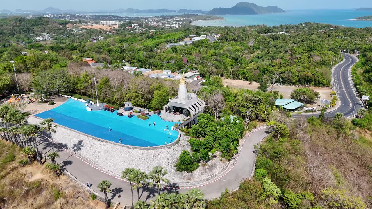 태국 푸켓의 푸른 초록색으로 둘러싸인 조용한 수영장 지역, 밝은 낮빛 아래.