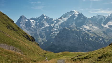 sea testigo de una vista hipnotizante de la majestuosa cordillera, envuelta en una cautivadora manta de nieve reluciente