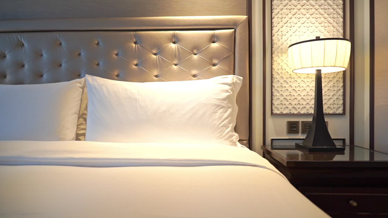 Geser dari kiri ke kanan pada ranjang suite hotel yang nyaman.