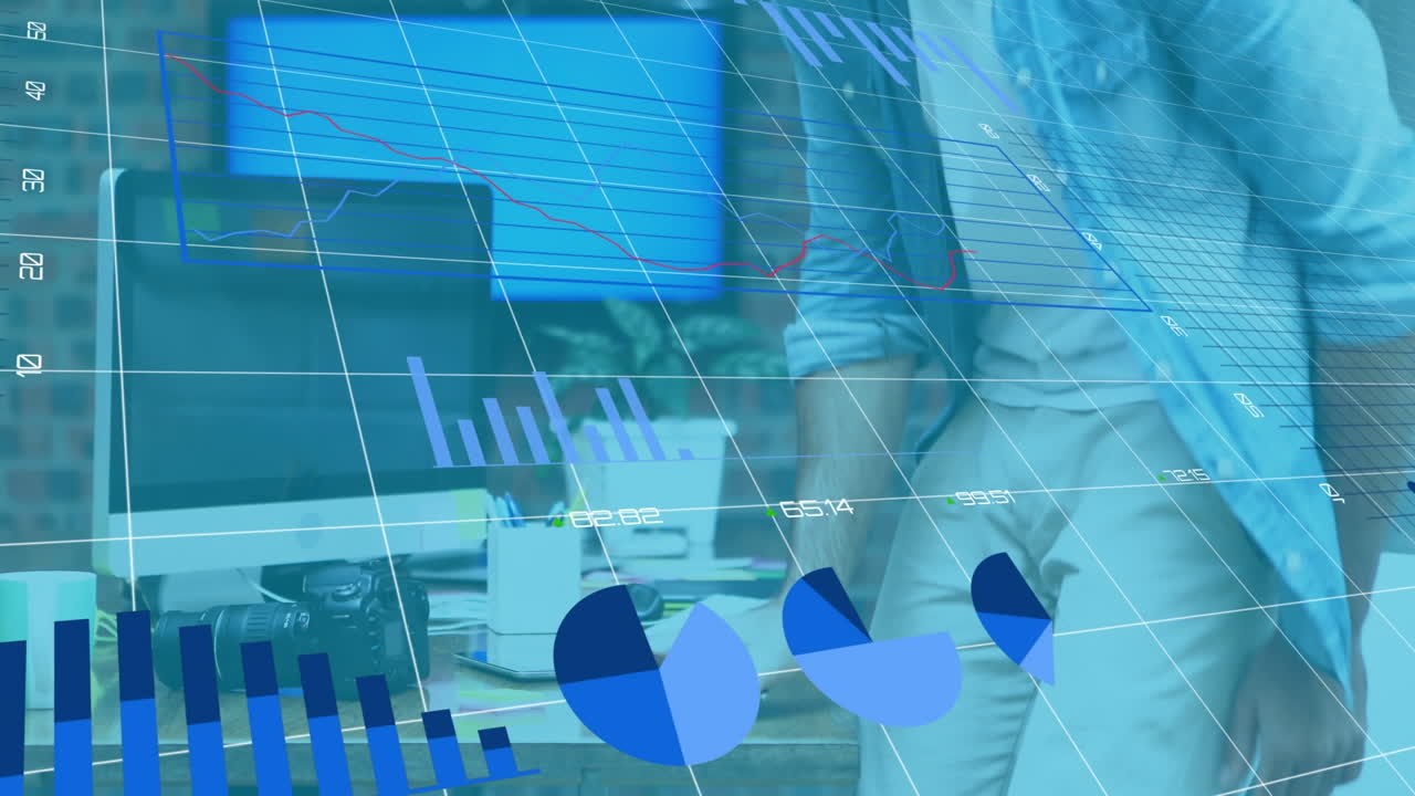 procesamiento de datos estadísticos contra el hombre caucásico que usa computadora mientras trabaja en la oficina