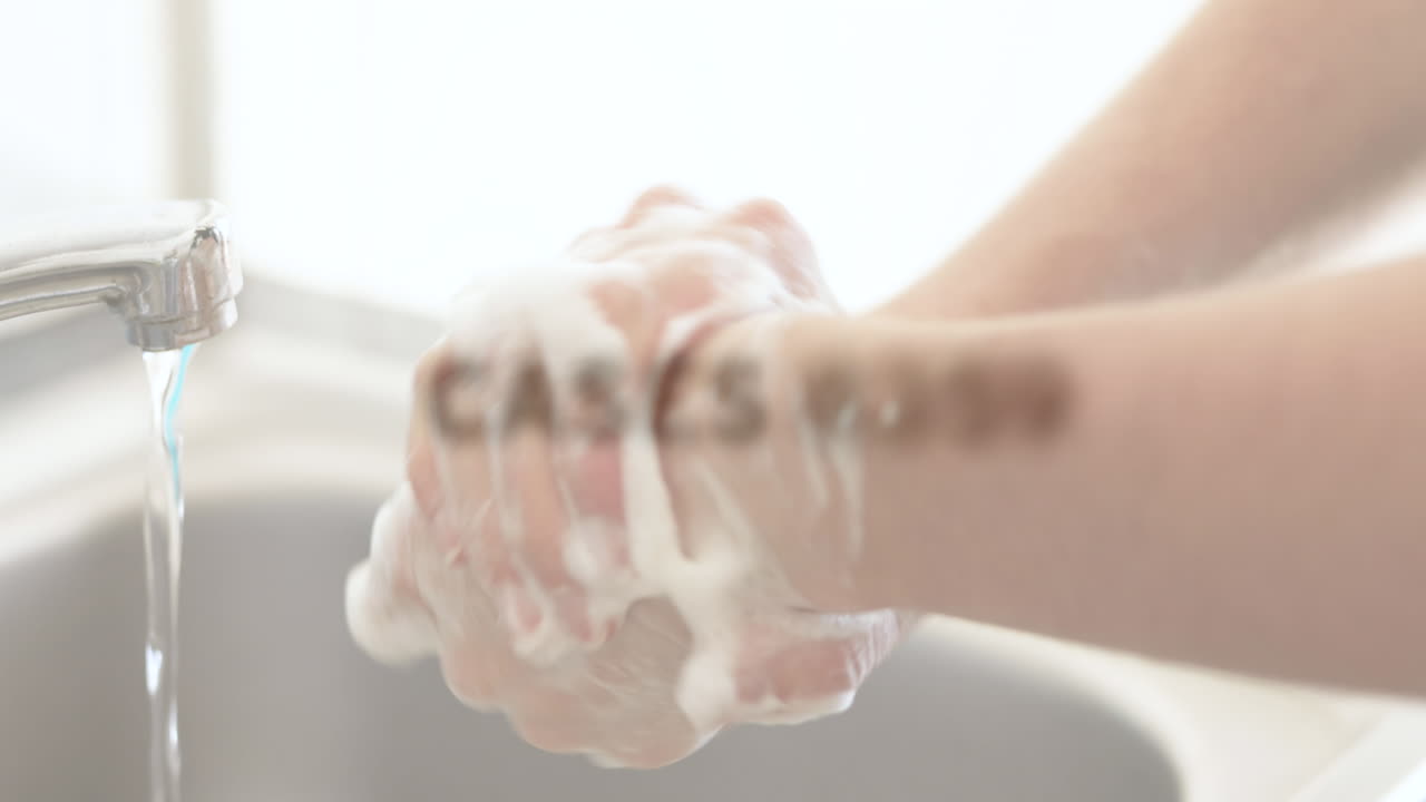 코로나19 콘셉트 텍스트는 싱크대에서 손을 는 것에 반대합니다.