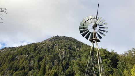 molino de viento de granja en la colonia suiza, bariloche, argentina